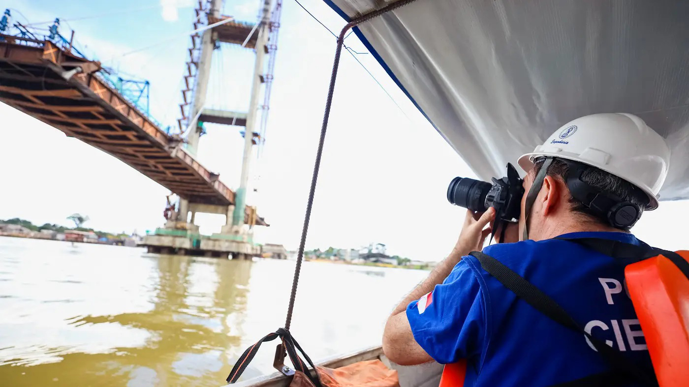 Peritos criminais de engenharia fazem inspeção na ponte