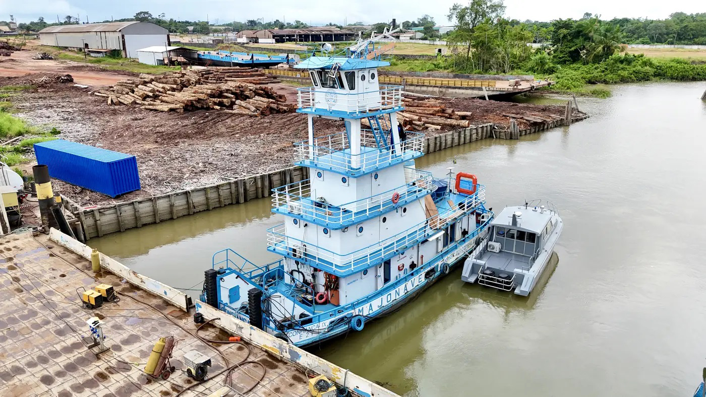 Embarcação está apreendida pela Delegacia Fluvial
