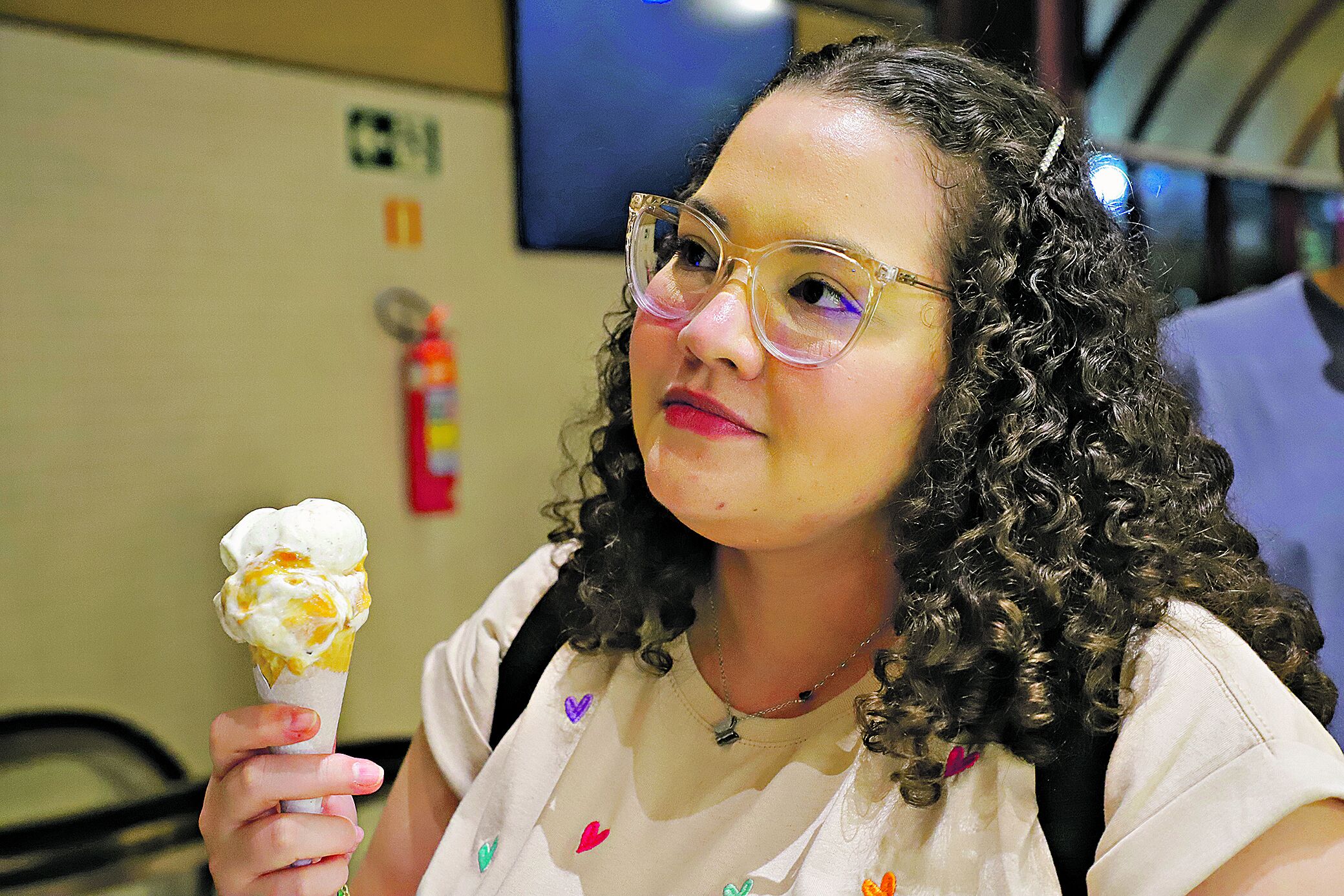 Suellen tem seu sorvete preferido no calor de Belém.