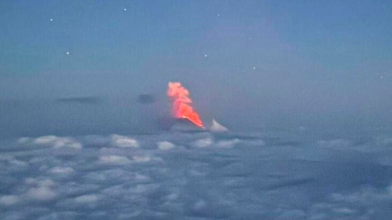 Lava quente flui pela encosta ocidental durante a erupção do vulcão Klyuchevskoy