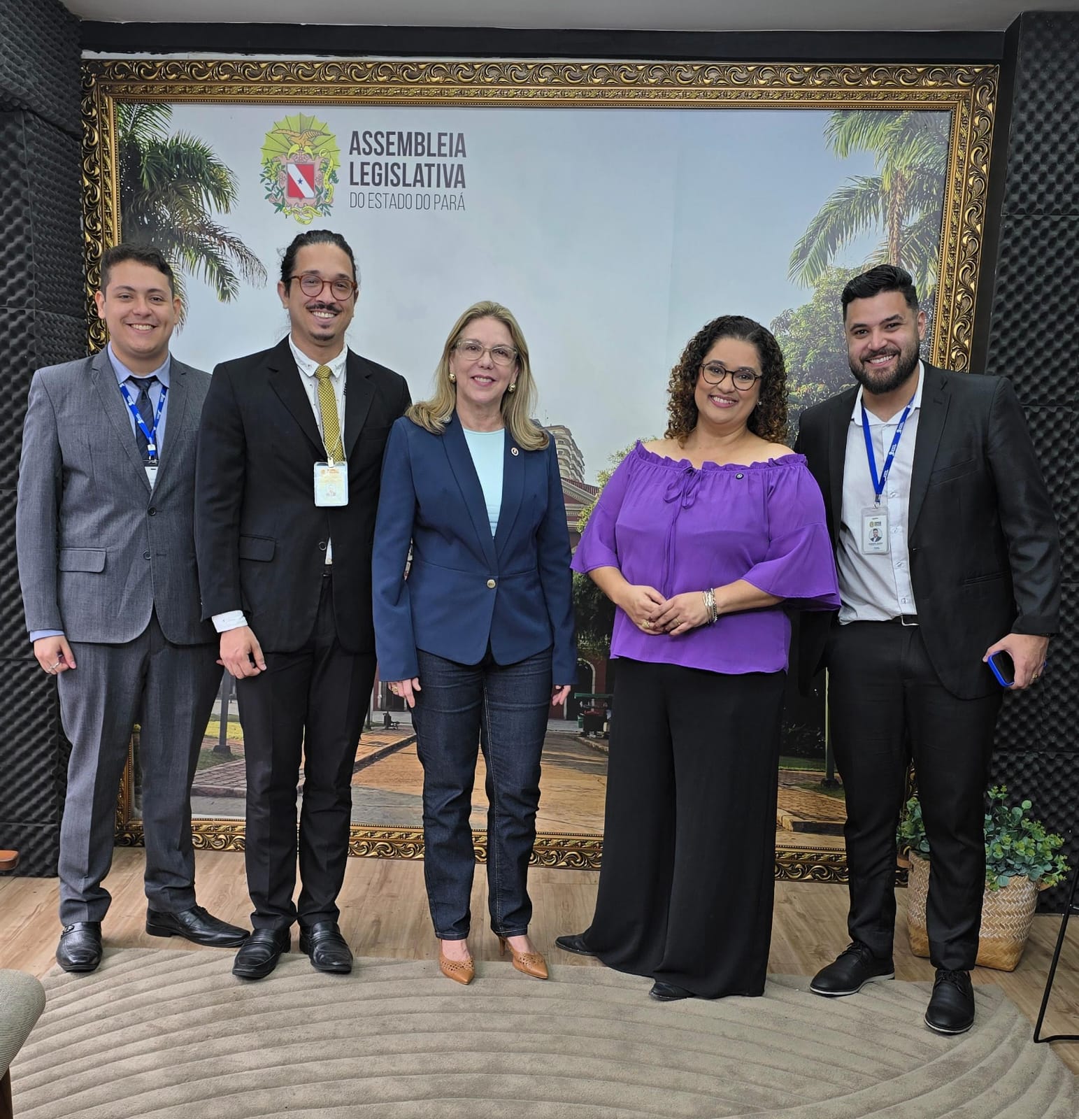 Elizabete Grunvald e Haynna Hálex junto com parte da equipe da Fundação Rádio e TV da Alepa.