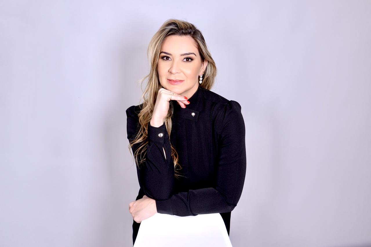 Fisioterapeuta Rafaela Pontes, especialista em estética avançada e emagrecimento