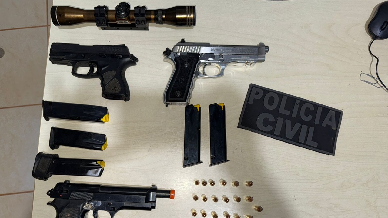 Dois revolveres, um simulacro de arma de fogo, 25 munições e objetos utilizados no crime foram encontrados.