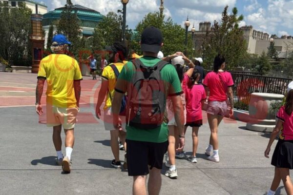 Ana e Zé Felipe em passeio pela Disney, nos Estados Unidos.