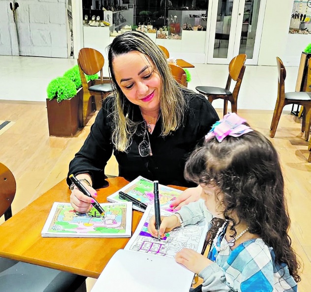 Anny do Rosário e a filha Ana Clara veem no hobby uma forma de se expressar em família.
