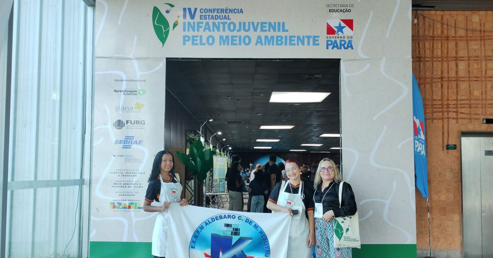 Alunas da Escola Aldebaro Klautau apresentaram o projeto "Delícias Sustentáveis" durante a IV Conferência Estadual Infantojuvenil pelo Meio Ambiente, em Belém — iniciativa foi selecionada para representar o Pará na etapa nacional, em Brasília.