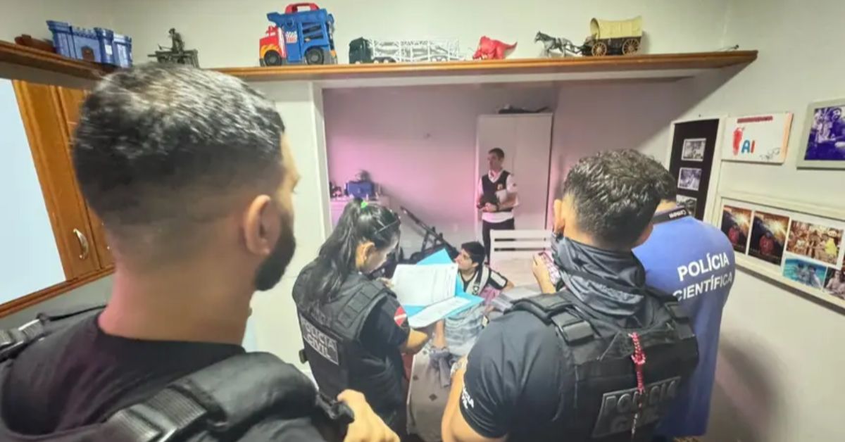 PC encontra grande quantidade de conteúdo pornográfico infantojuvenil na casa do suspeito.