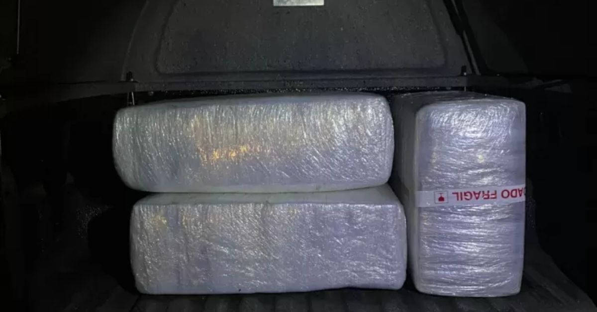 Os pacotes com cerca de 160 kg de cocaína cada foram apreendidos e encaminhados para a PF.
