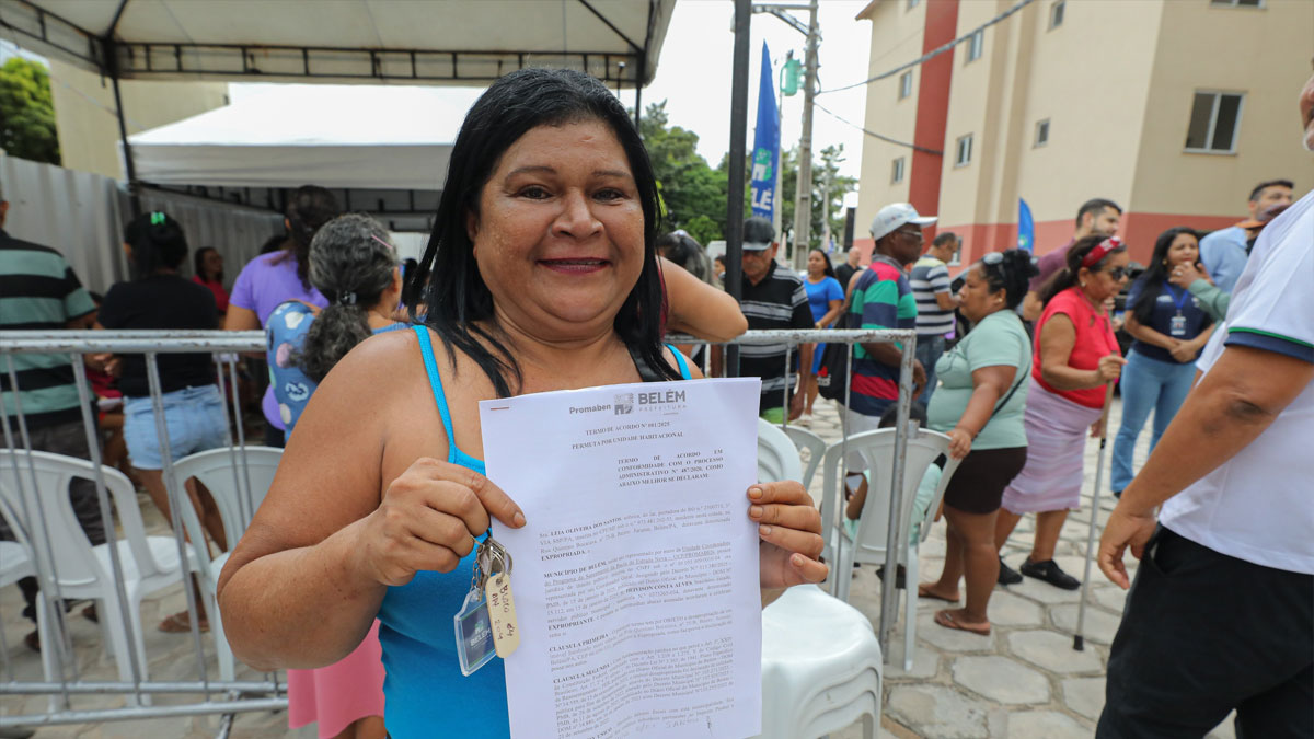 A trabalhadora Léia Oliveira se emocionou ao receber as chaves do apartamento que vai morar com o filho. Para ela, um sonho realizado.