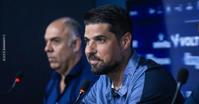 António Oliveira tem respaldo de Marcos Braz (fundo)
