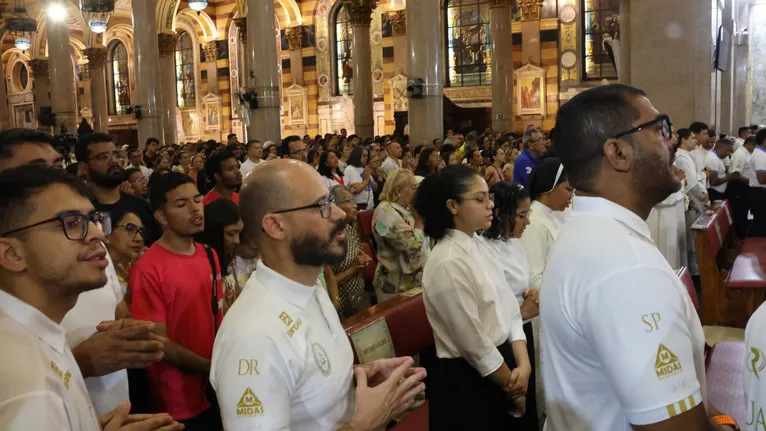 Fieis presentes na primeira missa na Basílica pós entrega do restauro