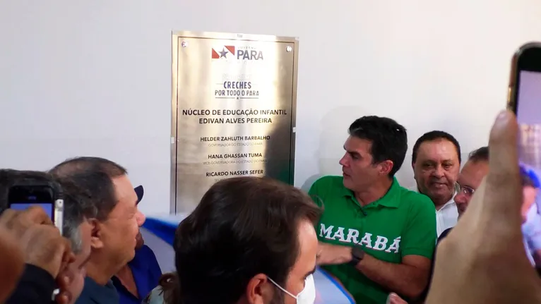 Momento em que o governador do Pará, Helder Barbalho, inaugura a creche em Marabá
