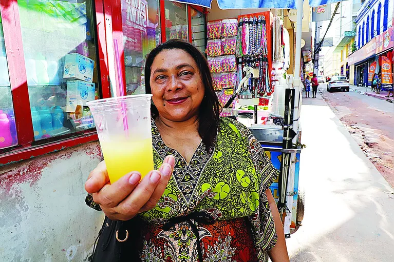 Belém, Nazaré Lobato, 58 anos, parou para tomar um suco de laranja.