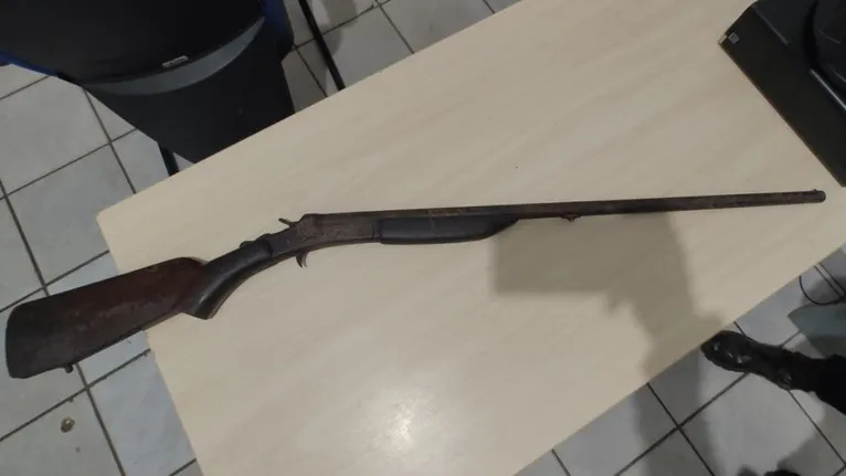Na residência, foi apreendida uma espingarda calibre 20.