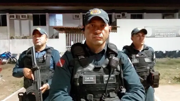 Capitão Rodrigues (centro).