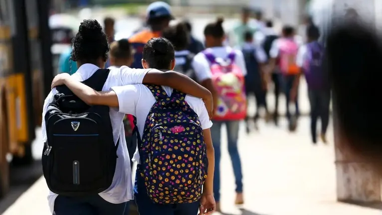 Além disso, as campanhas educativas realizadas nas escolas e comunidades têm como objetivo conscientizar os jovens sobre a importância da vacinação.