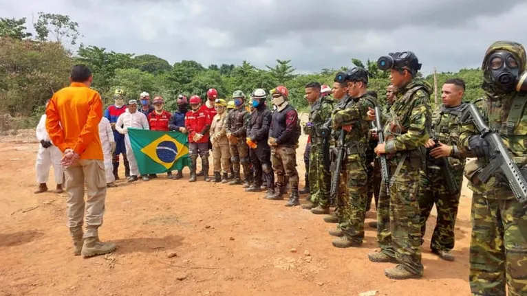 O exercício simulou a queda de uma aeronave seguida de derrame de produtos químicos e incêndio.