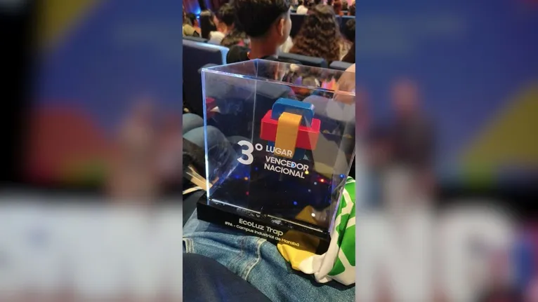 O prêmio orgulhosamente no colo de Marabá