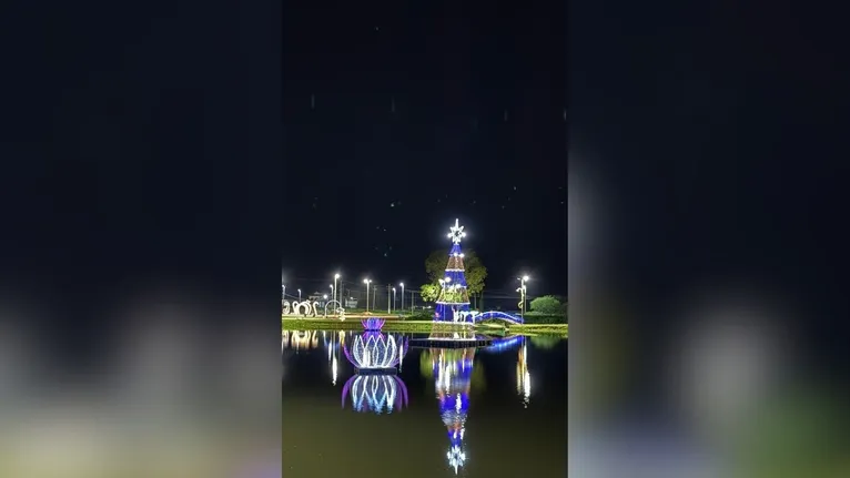 A principal atração é uma imponente árvore de Natal de 10 metros de altura