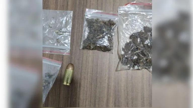 Os militares encontraram papelotes de maconha pronto para a venda e consumo e um projétil de arma de fogo calibre 38