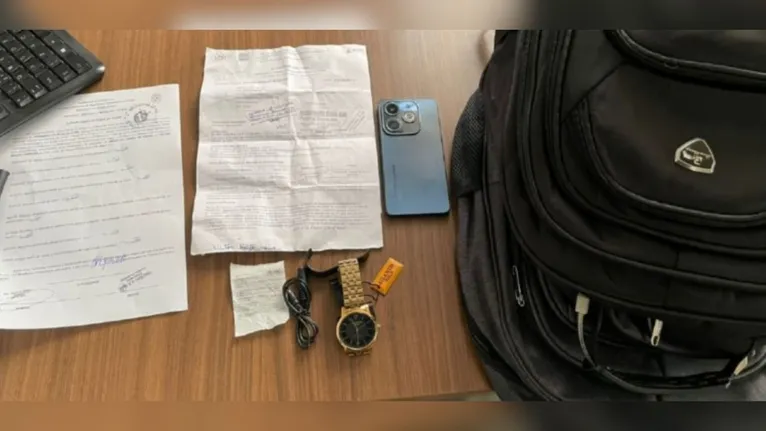 Com o suspeito, foram encontrados diversos objetos sem procedência comprovada