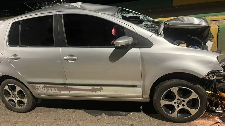 O veículo causador do acidente. Invadiu a faixa contrária e atingiu duas motos