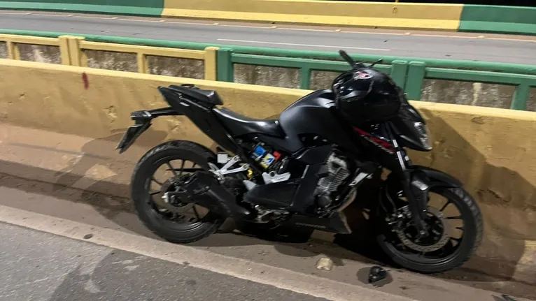 Uma das motos atingidas na colisão