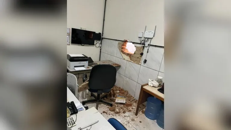 Os criminosos invadiram uma lotérica em Pombal (PB) por meio de um buraco na parede do estabelecimento e levaram cerca de R$ 408 mil.