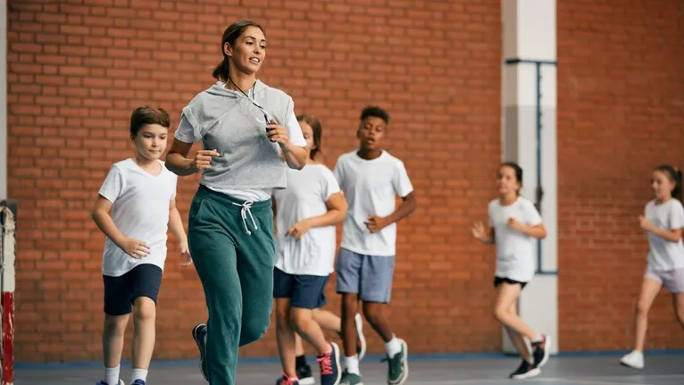 Mais do que orientar exercícios, o educador físico exerce um papel fundamental na prevenção de doenças crônicas, como hipertensão, obesidade e diabetes, que estão diretamente relacionadas ao sedentarismo.