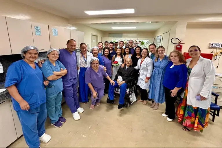 Momento de celebração com os noivos