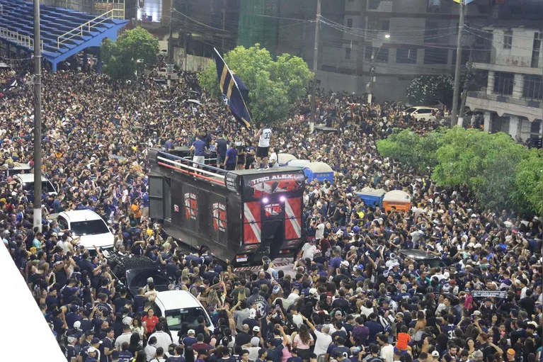 Torcida do Remo tomou conta da Aldeia Cabana para comemorar o acesso a Série A.