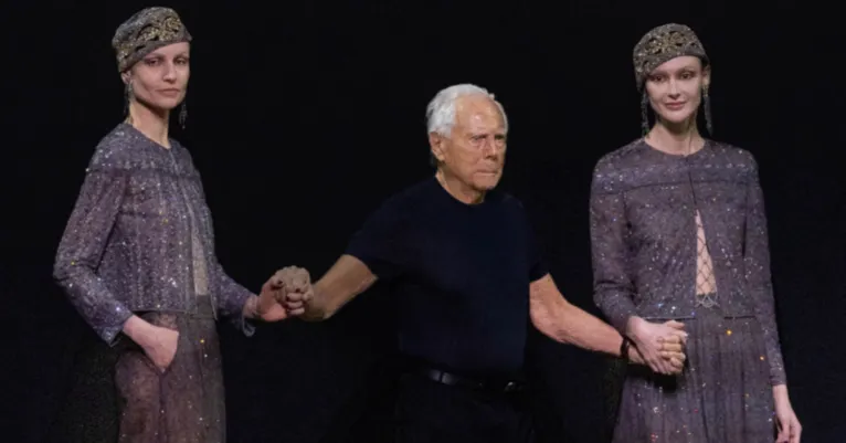 Giorgio Armani e modelos na passarela