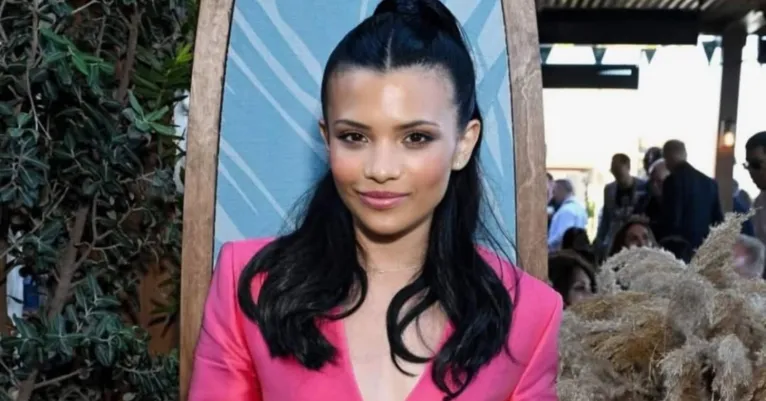 Atriz de série teen da Netflix é desmascarada após mentir idade