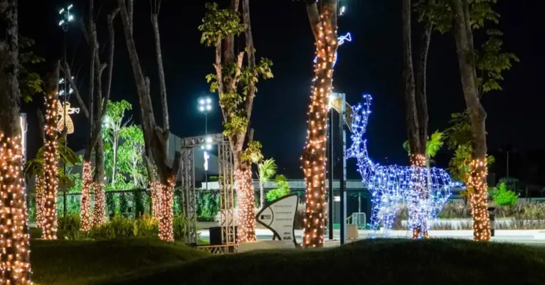 Parque da Cidade recebe decoração especial e se prepara para a abertura oficial do Natal Encantado, com desfile, caravana da Coca-Cola e show de drones.