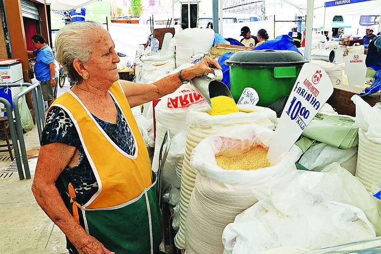 A feirante Raimunda Lima carrega 40 anos de experiência na feira.