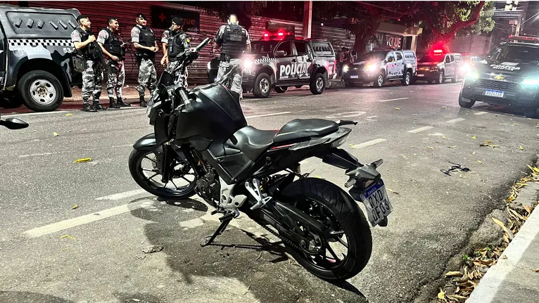 Motocicleta usada pelo terceiro envolvido abandonada na fuga