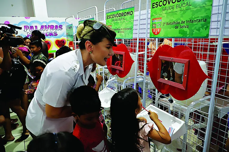 Belém, Pará, Brasil, Cidades.  Durante os dias 19, 20 e 21, moradores da Ilha Anequara foram atendidas gratuitamente em uma Ação Cívico-Social (ACISO) fluvial promovida pelo Exército Brasileiro. Registramos o último dia de ação, o dia 21. A iniciativa é coordenada pelo Comando da 8ª Região Militar, com apoio da Prefeitura de Abaetetuba e equipes do Hospital Geral de Belém. 22-08-2025 Foto: Wagner Almeida / Diário do Pará.