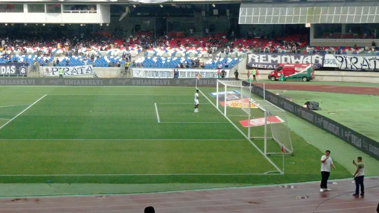 Indo de um gol até o outro, em silêncio, o atacante orava durante o aquecimento de Remo x Goiás.