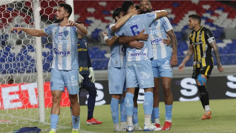 Jogadores comemoram primeiro gol, mas no final choraram