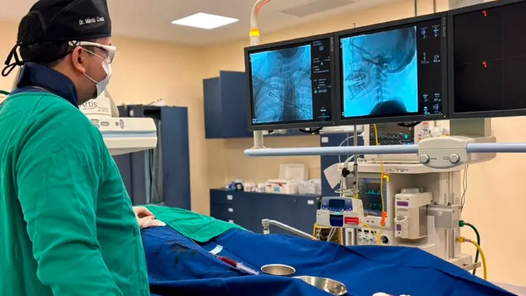 A técnica que salva vidas no HRSP é a embolização cerebral, explicada pelo neurocirurgião Márcio Costa, subespecialista em neurorradiologia intervencionista