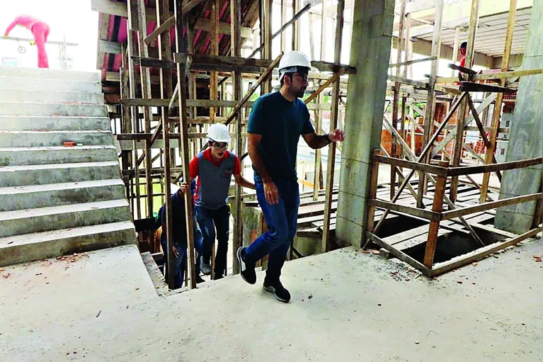 Durante o encontro, os representantes da gestão municipal confirmaram que as obras estão paralisadas.