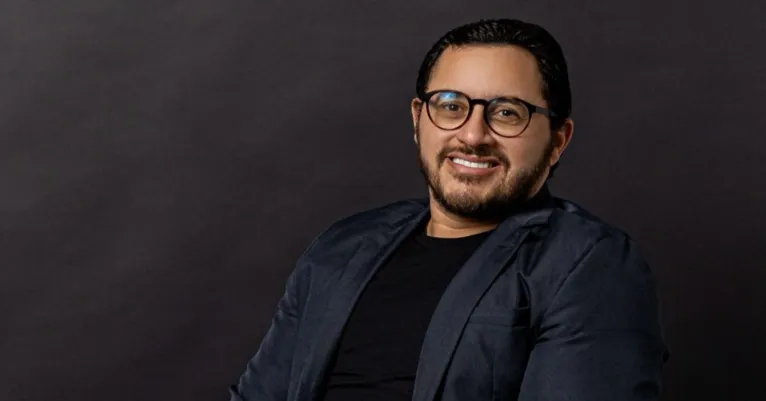 Após 18 anos construindo uma carreira sólida na área comercial e de gestão, João Rocha tomou uma decisão que muitos considerariam arriscada: deixou a estabilidade do regime CLT para empreender