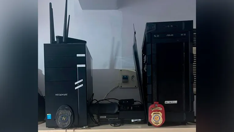 Durante a operação, os agentes apreenderam cinco HDs, dois nobreaks, um roteador e um celular, que serão submetidos à perícia para análise