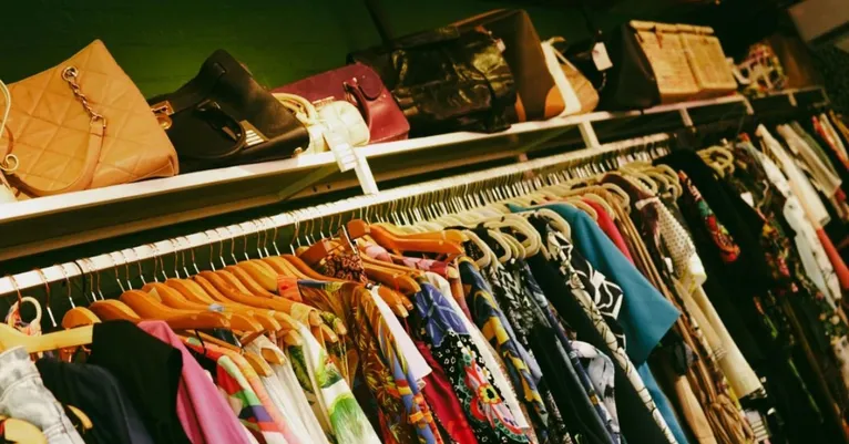 Neste cenário, microempreendedores encontram nos brechós a chave para atender uma clientela mais preocupada com a sustentabilidade.