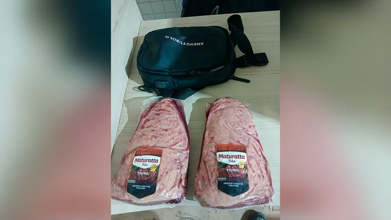 A mochila e as duas peças de picanha