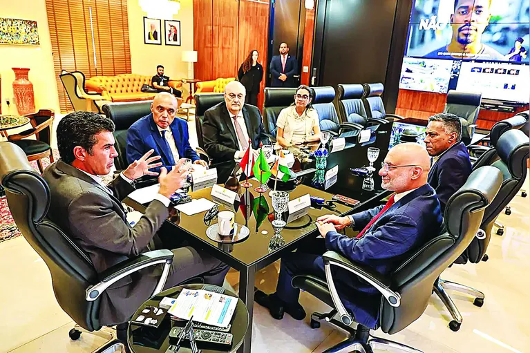 Helder em reunião com o representante indiano Dinesh Bhatia