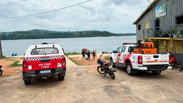 Os bombeiros fazem uma varredura minuciosa na Praia do Mangal na tentativa de localizar o jovem