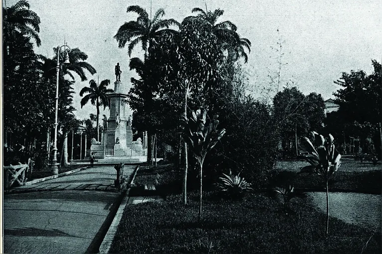 Antes de ser conhecida pelo nome de Dom Pedro II, a praça era denominada de Praça da Independência