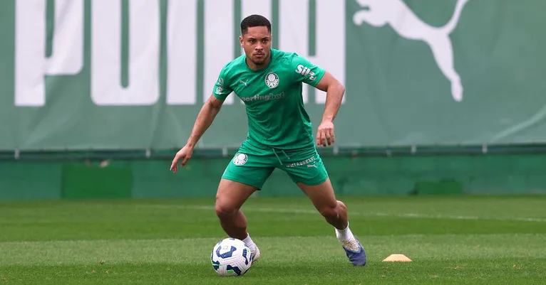 Vitor Roque passou por cirurgia no calcanhar