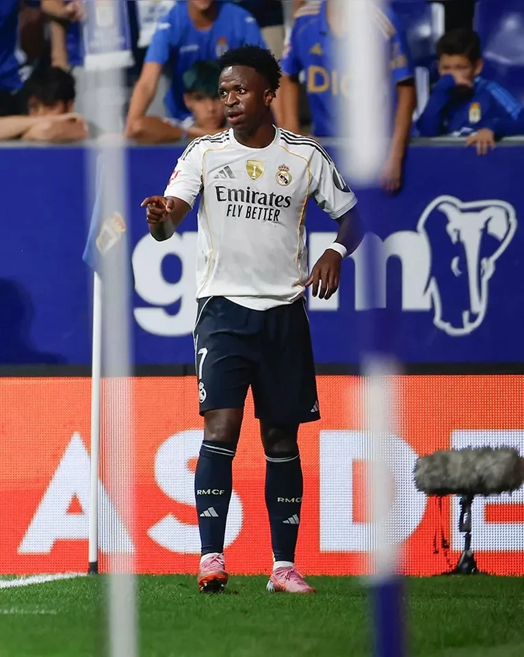 Vini marcou gol e deu assistência em 20 minutos e resolveu o jogo